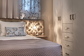 Υπνοδωμάτιο με διπλό κρεβάτι villa Coral
